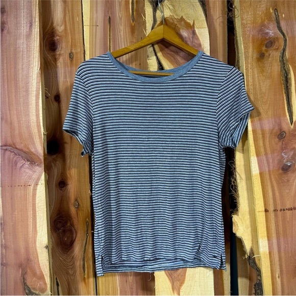 BUNDLE 2 Women’s Tops Medium - Picture 2 of 12